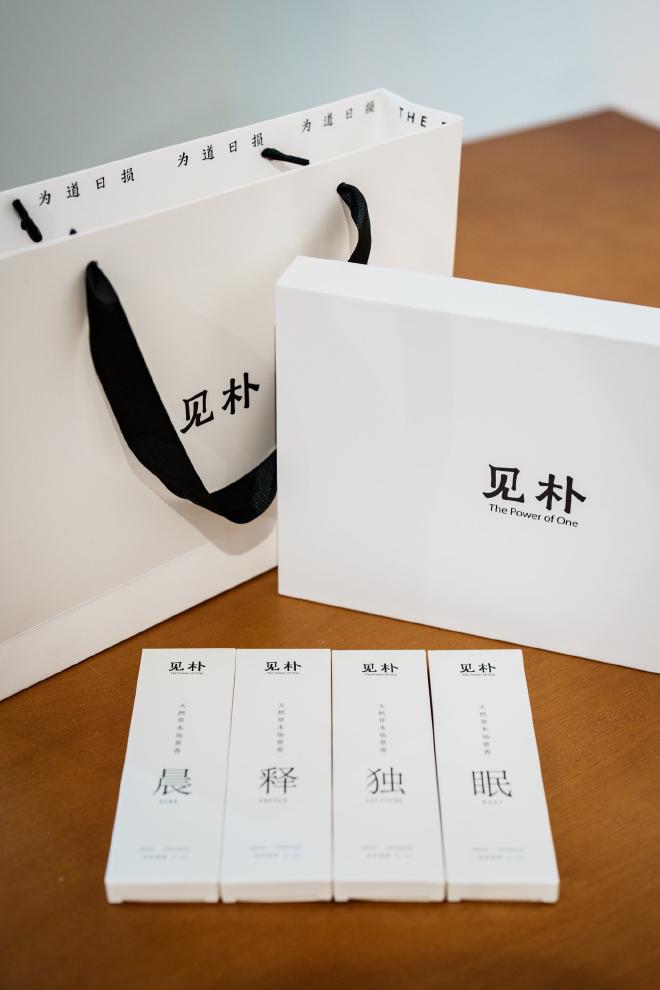 礼盒:晨独释眠各一盒,附手提袋